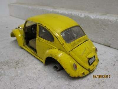 DIE CAST 1:18 SCALE : ROAD SIGNATURE VW BEETLE - LOT 60P