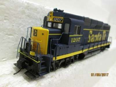 HO SCALE : LIFELIKE SANTE FE DIESEL LOCO (DCC) - LOT 327P