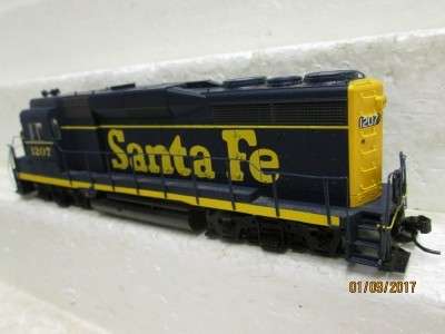 HO SCALE : LIFELIKE SANTE FE DIESEL LOCO (DCC) - LOT 327P