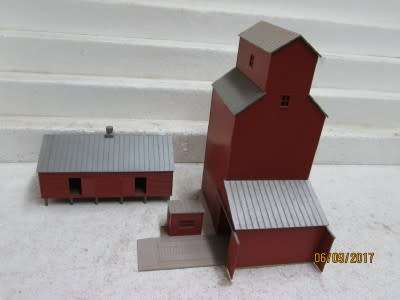 HO SCALE : WALTHERS FARMERS CO-OPERATIVE RURAL GRAIN ELEVATOR - LOT 363P