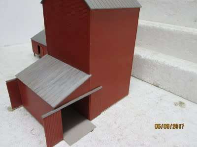 HO SCALE : WALTHERS FARMERS CO-OPERATIVE RURAL GRAIN ELEVATOR - LOT 363P