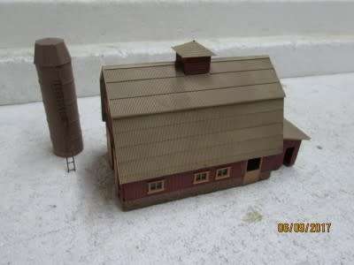 HO SCALE : WALTHERS BARN PLUS SILO - LOT 364P