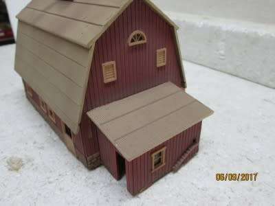 HO SCALE : WALTHERS BARN PLUS SILO - LOT 364P