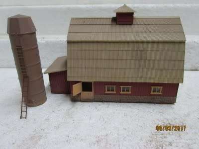 HO SCALE : WALTHERS BARN PLUS SILO - LOT 364P