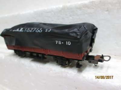 HO SCALE : LIMA SAR ES WAGON WITH TARP - LOT 507P