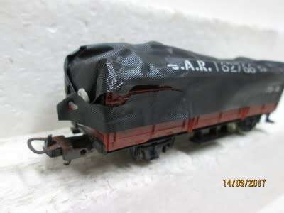 HO SCALE : LIMA SAR ES WAGON WITH TARP - LOT 507P