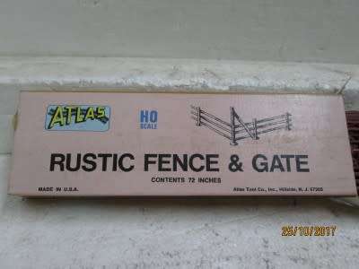 HO SCALE - ATLAS RUSTIC FENCE AND GATE - LOT 863P