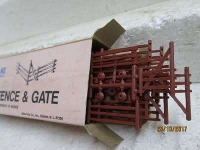 HO SCALE - ATLAS RUSTIC FENCE AND GATE - LOT 863P