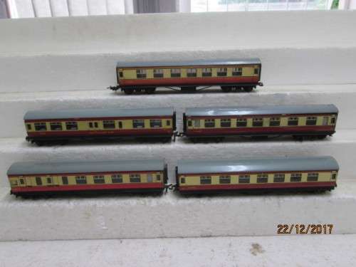 OO SCALE : HORNBY DUBLO x5 PASSENGER COACHES - LOT 610Q