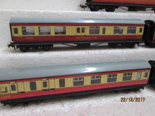 OO SCALE : HORNBY DUBLO x5 PASSENGER COACHES - LOT 610Q