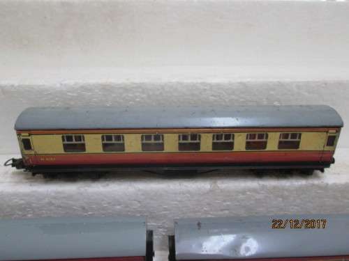 OO SCALE : HORNBY DUBLO x5 PASSENGER COACHES - LOT 610Q