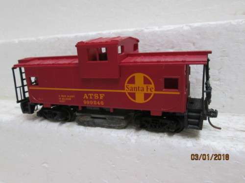 HO SCALE : IHC CABOOSE TRACK CLEANER (SANTE FE) ; BOXED - LOT 779Q