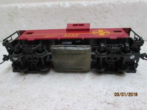 HO SCALE : IHC CABOOSE TRACK CLEANER (SANTE FE) ; BOXED - LOT 779Q