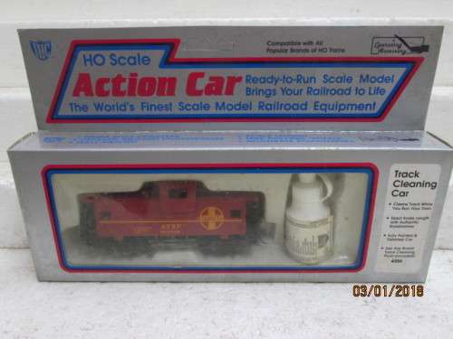 HO SCALE : IHC CABOOSE TRACK CLEANER (SANTE FE) ; BOXED - LOT 779Q