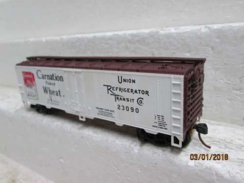 HO SCALE : TRAIN MINIATURE CARNATION BOX CAR - LOT 791Q