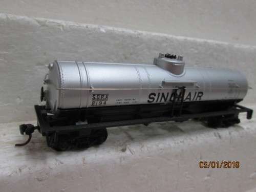 HO SCALE : TRAINLINE 40' SINGLE DOME TANKER (SINCLAIR) : BOXED - LOT 797Q