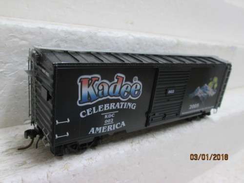 HO SCALE : KADEE 40' BOX CAR (CELEBRATING AMERICA 2005) : BOXED - LOT 799Q