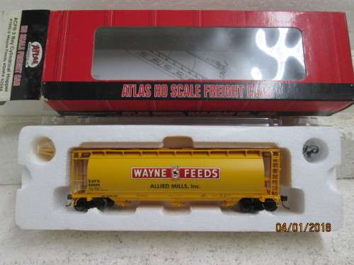 HO SCALE : ATLAS 3 BAY CYLINDER HOPPER (WAYNE FEEDS) : BOXED - LOT 803Q
