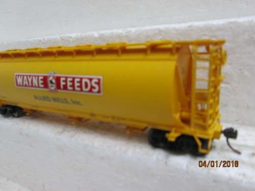 HO SCALE : ATLAS 3 BAY CYLINDER HOPPER (WAYNE FEEDS) : BOXED - LOT 803Q