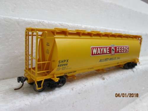 HO SCALE : ATLAS 3 BAY CYLINDER HOPPER (WAYNE FEEDS) : BOXED - LOT 803Q