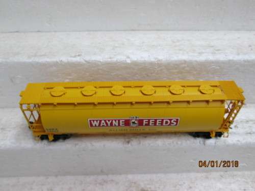 HO SCALE : ATLAS 3 BAY CYLINDER HOPPER (WAYNE FEEDS) : BOXED - LOT 803Q