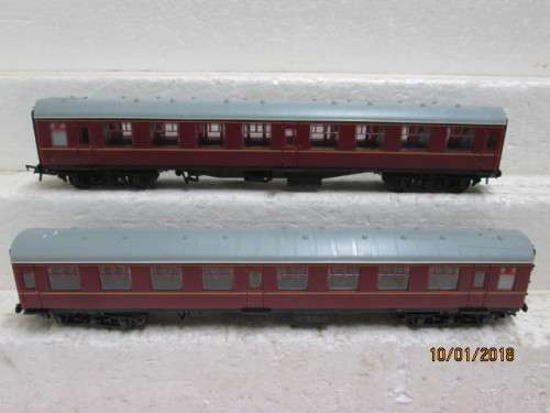 OO SCALE : x2 BR COACHES (MAROON) - LOT 897Q