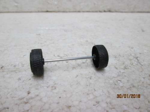 DIE CAST : AXLE WITH WHEELS - LOT 987Q