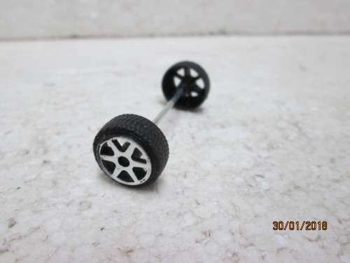 DIE CAST : AXLE WITH WHEELS - LOT 987Q