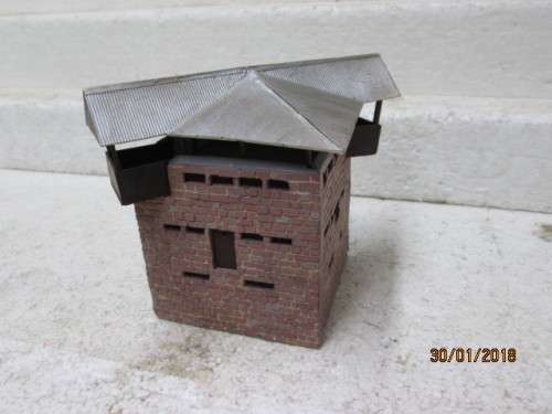 HO SCALE : SAR BRIDGE BLOCK HOUSE - LOT 15R