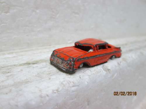 HO SCALE : CRASHED CAR (METAL) - LOT 152R