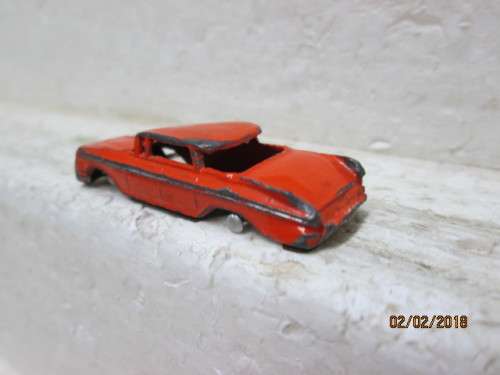 HO SCALE : CRASHED CAR (METAL) - LOT 152R