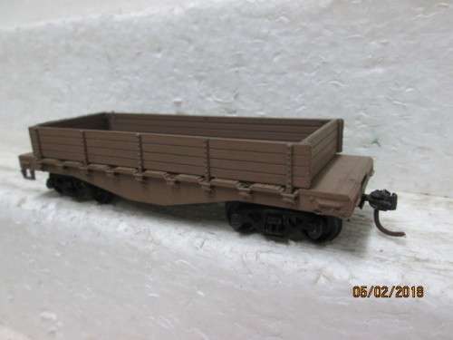 HO SCALE : ROUNDHOUSE SHORT FLATCAR WITH SIDES.- LOT 223R