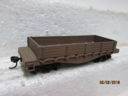 HO SCALE : ROUNDHOUSE SHORT FLATCAR WITH SIDES.- LOT 223R