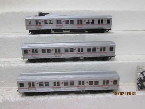 HO SCALE : FRATESCHI SUBURBAN SET (LOCO + 2 WAGONS) - LOT 474R