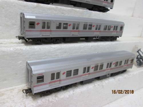 HO SCALE : FRATESCHI SUBURBAN SET (LOCO + 2 WAGONS) - LOT 474R