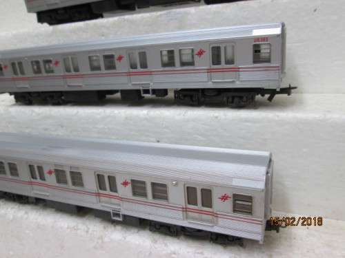HO SCALE : FRATESCHI SUBURBAN SET (LOCO + 2 WAGONS) - LOT 474R