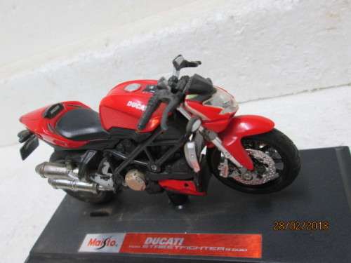 DIE-CAST 1:18 SCALE MAISTO DUCATI STREETFIGHTER S2010 - LOT 503R