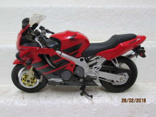 DIE-CAST 1:12 SCALE HONDA CBR 600R MOTORBIKE - LOT 543R