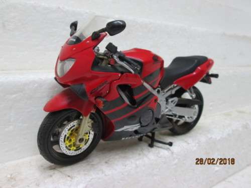 DIE-CAST 1:12 SCALE HONDA CBR 600R MOTORBIKE - LOT 543R