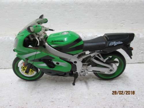 DIE-CAST 1:12 SCALE KAWASAKI NINJA ZX-9R - LOT 545R
