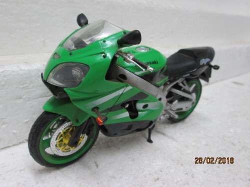 DIE-CAST 1:12 SCALE KAWASAKI NINJA ZX-9R - LOT 545R
