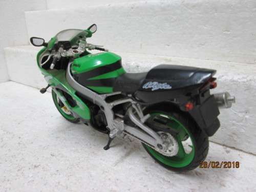 DIE-CAST 1:12 SCALE KAWASAKI NINJA ZX-9R - LOT 545R