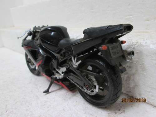 DIE-CAST 1:12 SCALE YAMAHA YZF-R1 (DAMAGED) - LOT 553R