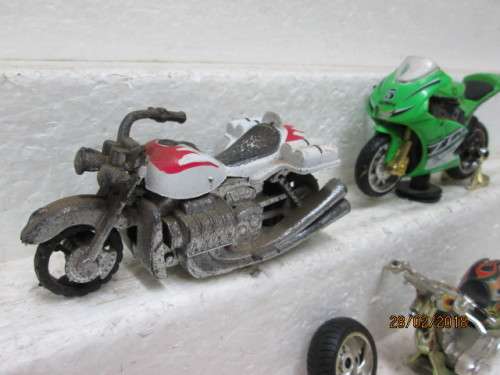1:18 SCALE x3 ENTRY LEVEL MOTORBIKES - LOT 556R