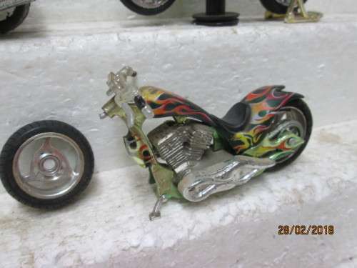 1:18 SCALE x3 ENTRY LEVEL MOTORBIKES - LOT 556R