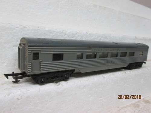 OO SCALE : TRI-ANG PASSENGER COACH (MADE IN SOUTH AFRICA) - LOT 572R