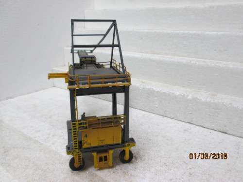 HO SCALE : SAR HARBOUR CONTAINER CRANE (SCRATCH BUILT) - LOT 615R