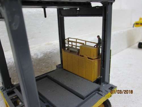 HO SCALE : SAR HARBOUR CONTAINER CRANE (SCRATCH BUILT) - LOT 615R