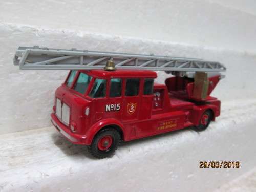 DIE CAST : MATCHBOX KING SIZE: MERRYWEATHER FIRE ENGINE - LOT 351S