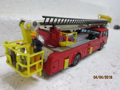 DIE CAST CORGI SIMON SNORKEL : DENNIS FIRE TRUCK - LOT 462S